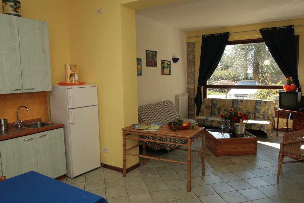 Villa Residence La Limonaia Гарньяно Номер фото